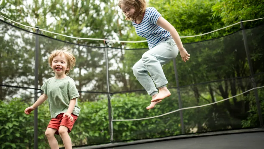 O fetiță i-a salvat viața fratelui său printr-o manevră învățată dintr-un clip al Poliției / VIDEO