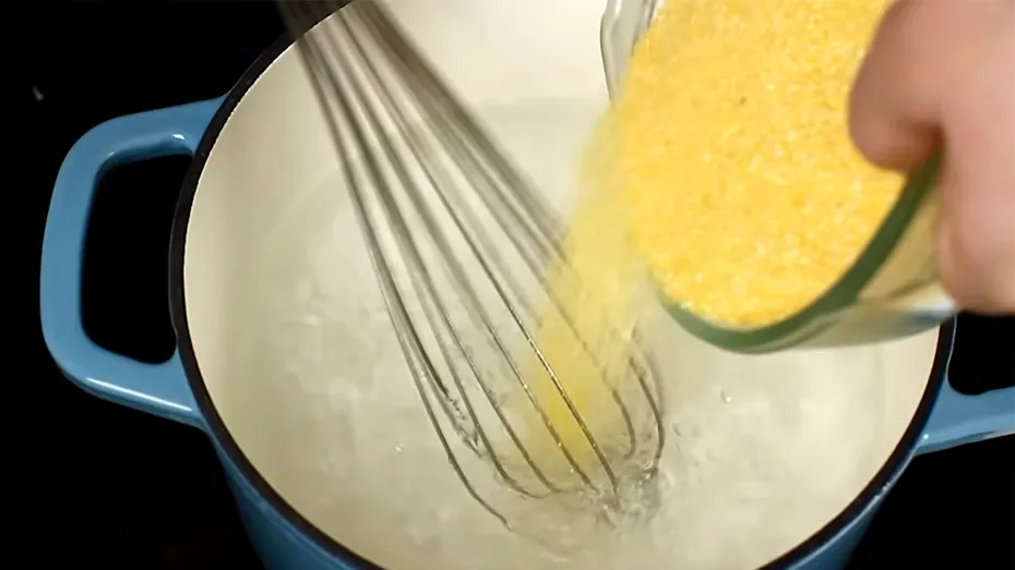 Ecuația mămăligii. Câte căni de apă trebuie să pui, pentru fiecare cană de mălai. Care este raportul ideal