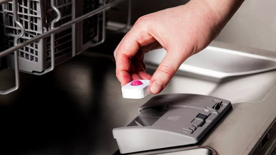 Cum să cureți corect plita cu o tabletă de mașină de spălat vase. Nu folosi metoda pe aceste tipuri de plită!