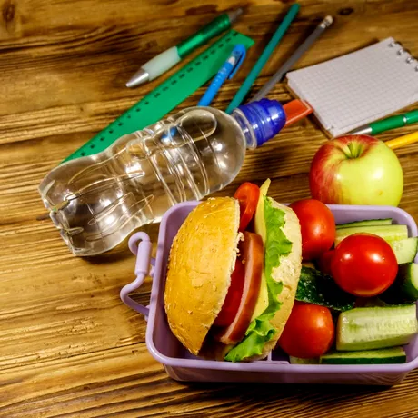 Ce trebuie să știi despre pachețelul pentru școală. Când mâncarea „de acasă” ascunde zeci de aditivi