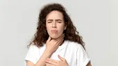 Simți un nod în gât sau ai dificultăți la înghițire? Află care ar putea fi cauza și unde trebuie să mergi