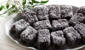 Prăjitură tăvălită de post. Rețeta simplă și economică, cu blat pufos, cacao și cocos
