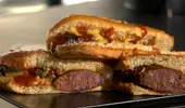 Hot-dog cu Cârnați Durdulii de la Matache Măcelaru’