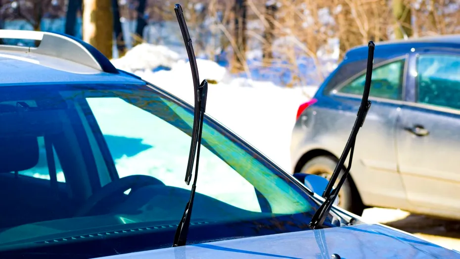 De ce este bine să ridici ștergătoarele mașinii în sezonul rece? Greșeala pe care o fac mulți șoferi iarna