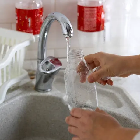 Cum să cureți corect sticlele de apă reutilizabile să nu mai facă mucegai. Ingredientul pe care-l poți folosi săptămânal