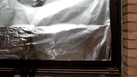 Cum poți transforma o banală folie de aluminiu în aer condiționat. Soluția pare desprinsă din altă epocă, dar funcționează