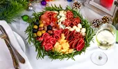 Cum să faci un platou cu aperitive de sărbători. Combinații reușite de mezeluri, brânzeturi, legume, nuci și fructe