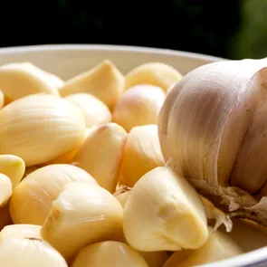 Unguentul natural pentru durerile de oase. Cum te poate ajuta amestecul de untură cu usturoi