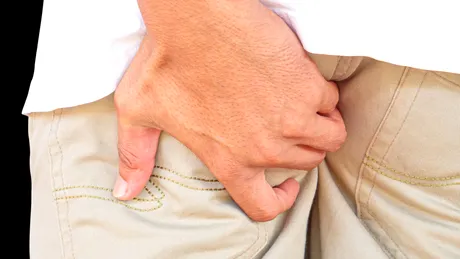 Semnul „rușinos” al cancerului. Mulți cred că au hemoroizi, dar se înșală!