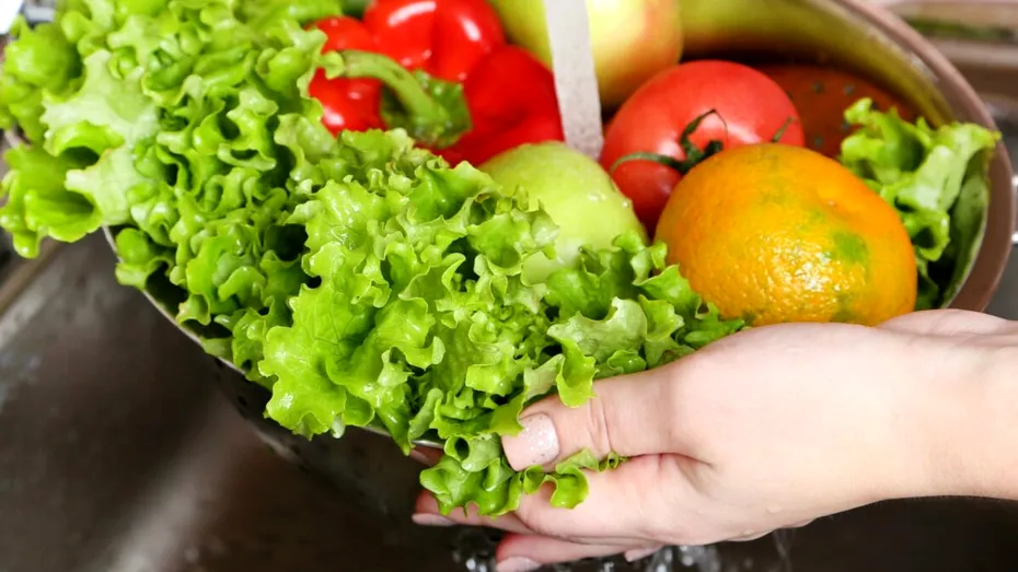 Cum să spălăm corect fructele și legumele proaspete ca să nu ne îmbolnăvim