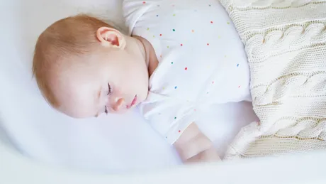 De ce nu e bine să dormi în acelaşi pat cu bebeluşul? Medicii explică