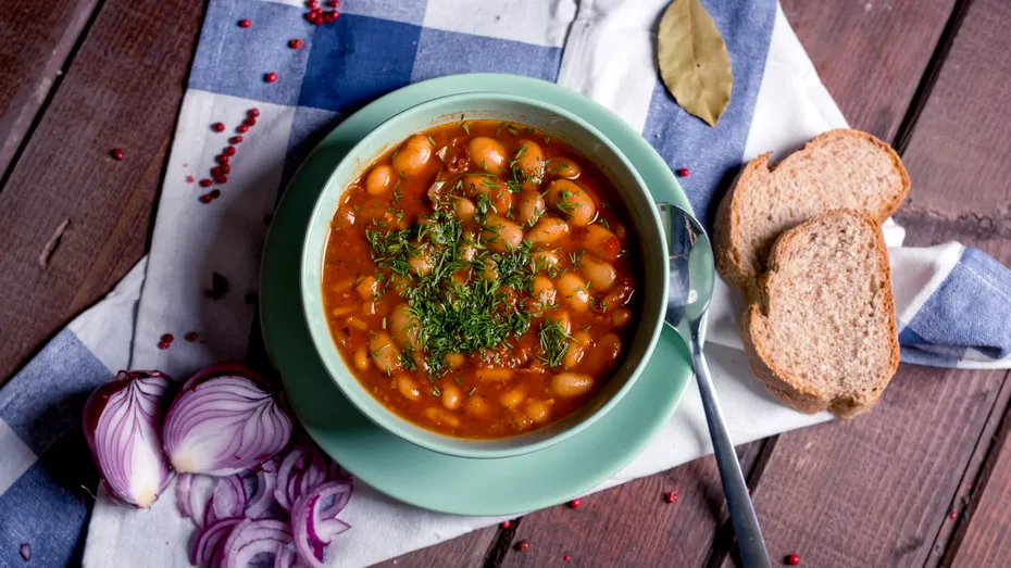 Ciorbă de fasole cu afumătură. Cea mai ușoară rețetă a gospodinelor din Ardeal