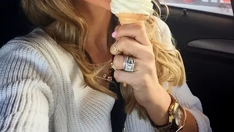 Pe băț sau la cornet? Ce sortiment de înghețată preferă vedetele