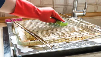 Cum scoți grăsimea întărită de pe grătarul de cuptor. Amestecul care chiar funcționează