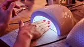 Lămpile UV pentru uscarea ojei sunt mai riscante decât se credea: pot modifica ADN-ul