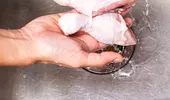 Carnea de pui spălată creşte riscul apariţiei toxinfecţiei alimentare