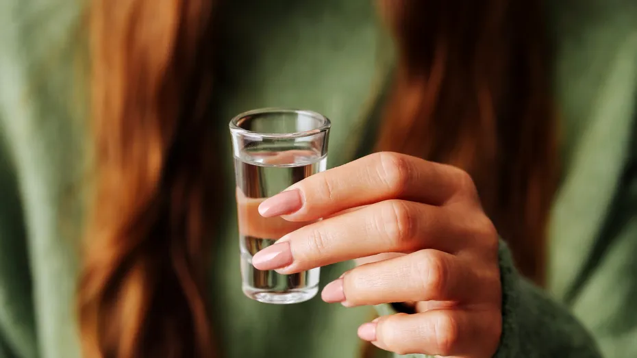 De ce e bine să pui vodcă în compartimentul mașinii de spălat. Trucul pentru haine proaspete după spălare