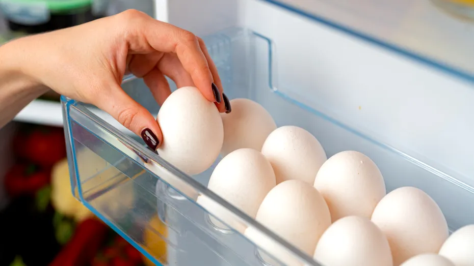 De ce nu trebuie ținute ouăle pe ușa frigiderului. Mulți facem greșeala asta