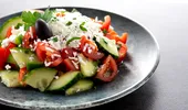 Salata Shopska. Rețeta simplă ca să o faci acasă la fel ca în Bulgaria