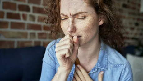 Cum îți dai seama că răceala „a dat” în pneumonie. Semnale de alarmă că plămânii sunt grav afectați