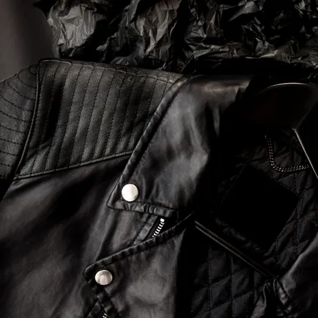 Cum cureți o geacă de piele acasă. Nu e nevoie să o mai duci la curățătorie