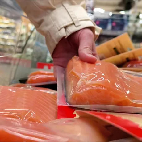 Alertă alimentară! Pește contaminat, retras din magazine după depistarea bacteriei Listeria. La ce să fiți atenți?