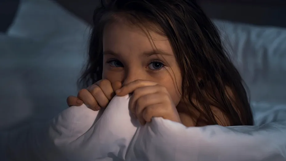 Teama de întuneric la copii. Cum îi putem ajuta pe cei mici să o depășească?