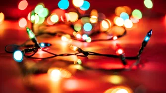 Ce trebuie să știi despre luminițele de Crăciun. Ce se poate întâmpla dacă le lași aprinse toată noaptea?
