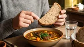 Se mănâncă sau nu ciorba cu pâine? Ce spun experții în nutriție