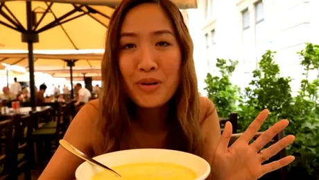 O turistă din SUA a mâncat ciorbă de burtă într-un restaurant din Capitală. A rămas uimită când a aflat din ce este preparată