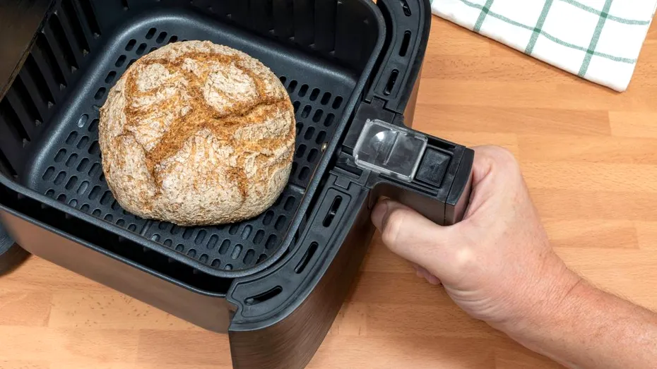Cum să faci pâine la air fryer cu doar două ingrediente. Fără frământare, fără dospire