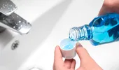 Pericolul major din apa de gură. Ce pățești dacă o folosești zilnic