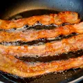 Nu arunca grăsimea după ce ai gătit bacon! Ce poți să faci cu „aurul lichid”