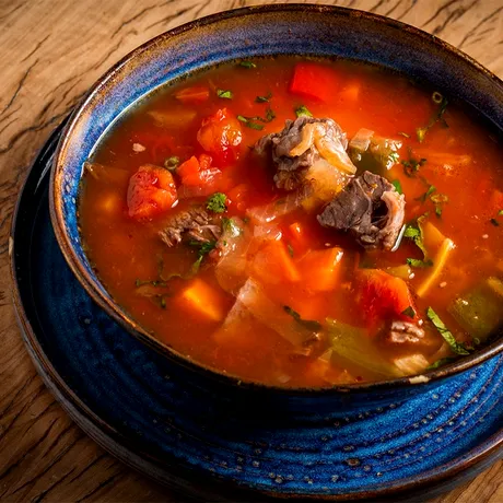 Cum să faci Okra, ciorba africană care seamănă la gust cu ciorba românească de văcuță