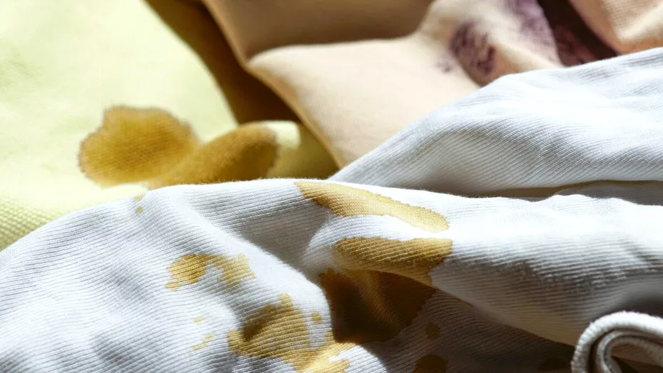 Trucul simplu care scoate petele de cola de pe haine fără să strici țesătura