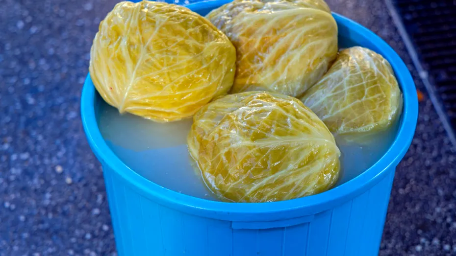 Ce trebuie să adaugi printre verzele din butoi ca să rămână crocante și aromate? Bunicile foloseau acest ingredient