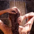 Faci duș rece vara? Cât timp ar trebui să ne spălăm, conform dermatologilor. Mulți români greșesc
