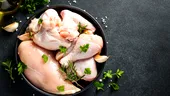 De ce nu ar trebui spălată carnea de pui înainte de preparare. Specialiștii explică riscurile reale