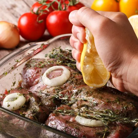 Marinada pentru carne – cât timp se lasă carnea la marinat pentru o friptură perfectă