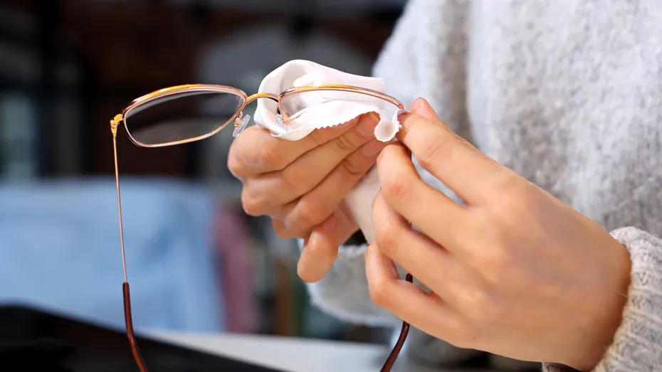 Cum să-ți păstrezi lentilele ochelarilor mereu curate. Trucul care te ajută să le ai fără pete și zgârieturi