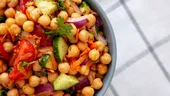 Salata caldă de năut, soluția rapidă pentru zilele de post. Este ieftină și gata în câteva minute!
