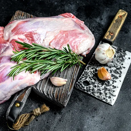 Cum alegi corect carnea de miel. Ghid simplu pentru o friptură reușită