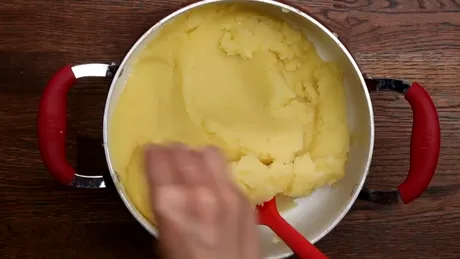 Condimentul care nu trebuie pus niciodată în piureul de cartofi. Creează o senzație de „nisip” și îi distruge gustul untos