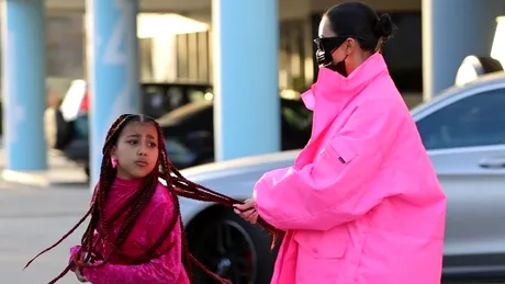 Kim Kardashian și-a vopsit fetițele de 8, respectiv 4 ani. Cum arată copilele, roșcate