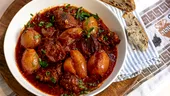 Rețetă Stifado | Cum se gătește tocănița grecească și ce condiment bizar se folosește