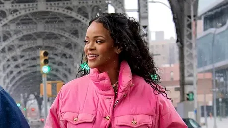 Rihanna, primele fotografii cu burtica de gravidă