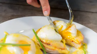 Ou poșat pe toast brioche cu cremă fină de ricotta și Șuncă Praga Matache Măcelaru’