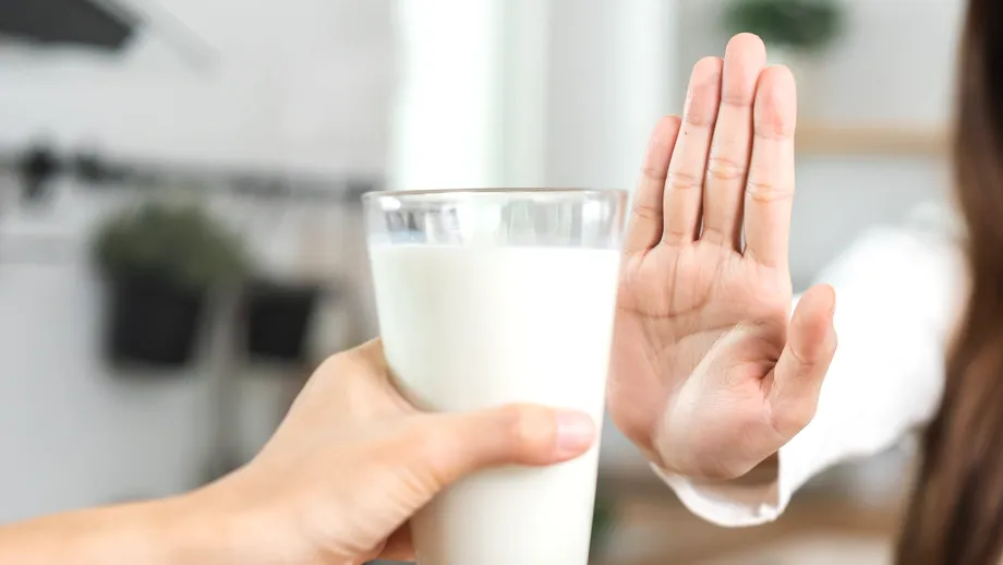 Semne că ai intoleranță la lactoză – cum recunoști că lactatele nu-ți fac bine
