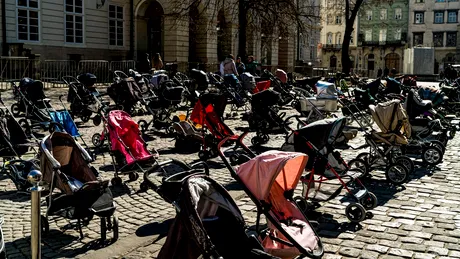 Imagini emoționante! 109 cărucioare au apărut în piața unui oraș din Ucraina, simbolizând moartea copiilor în urma invaziei rușilor