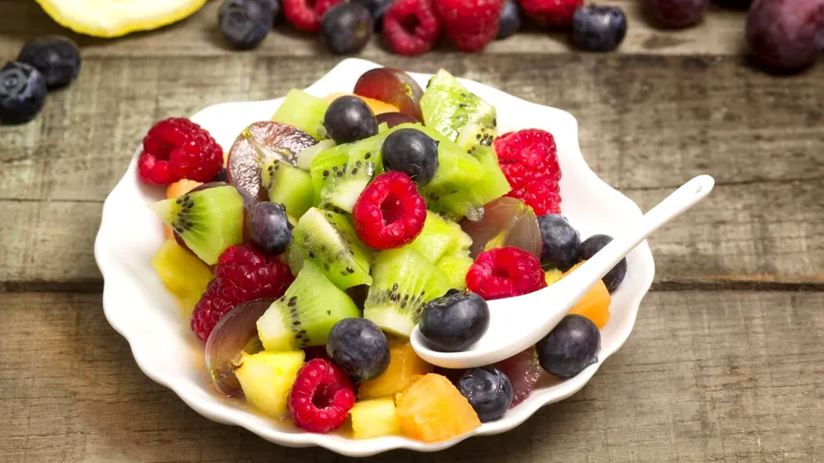 Cum să combini corect fructele pentru a obține salate delicioase